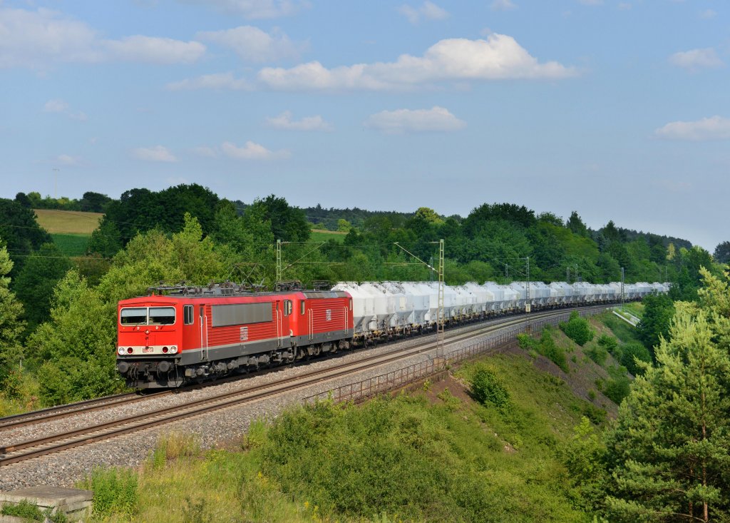 155 195 (MEG 704) + 143 204 (MEG 602) mit dem MEG-Zementzug am 08.07.2013 bei Laaber.