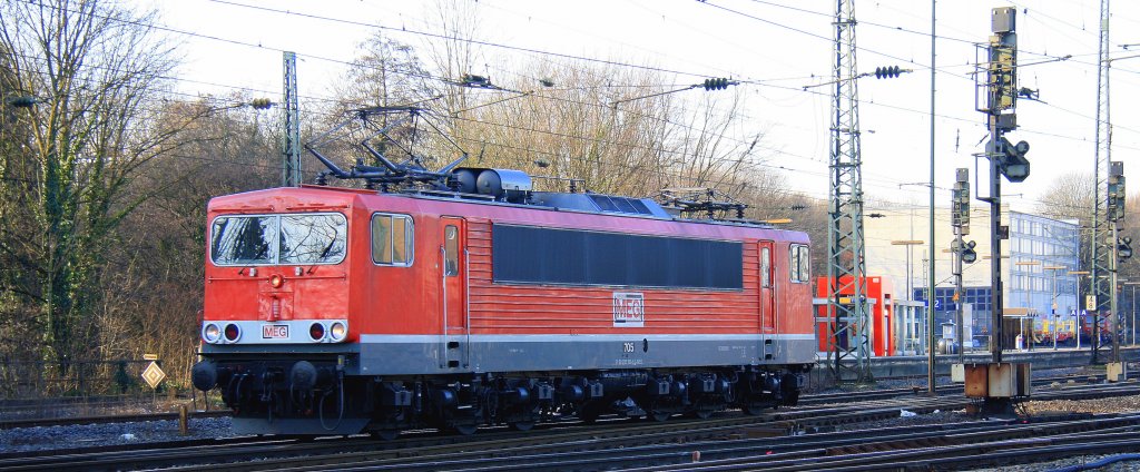 155 196-9 von MEG rangiert in Aachen-West bei schnem Sonnenschein am 13.1.2013.