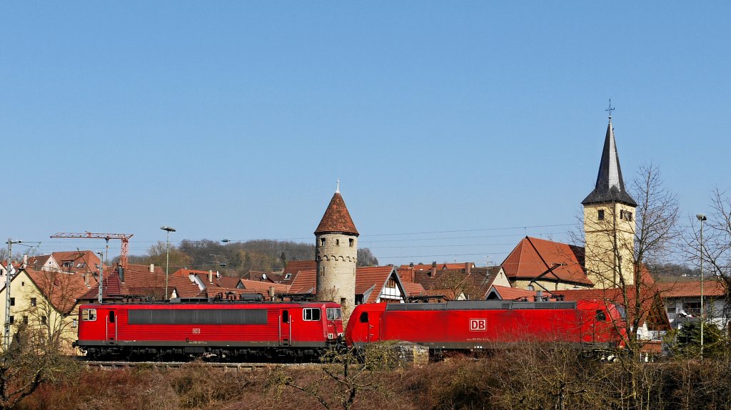 155 197 (und 185 074) am 8.03.2011 vor der Kulisse von Gundelsheim Richtung Neckarsulm unterwegs, von wo aus sie einen Autozug mit fabrikneuen Audis Richtung Norden transportieren werden.