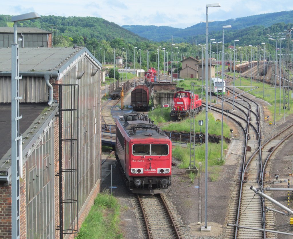 155 202-5 steht am 09. Juni 2013 im Bw Saalfeld abgestellt.