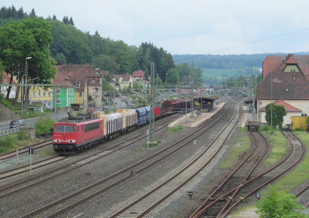155 202-5 steht am 25. Mai 2013 mit einem gemischten G�terzug auf Gleis 4 in Kronach.