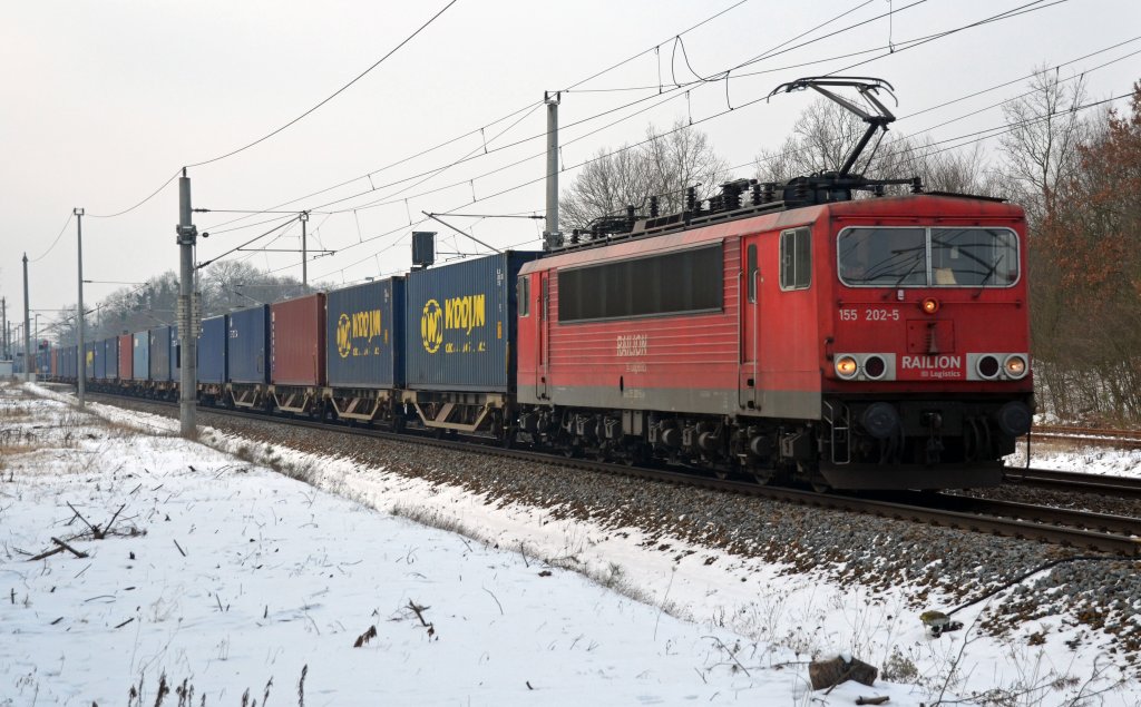 155 202 zog am 08.02.12 einen Containerzug durch Burgkemnitz Richtung Wittenberg.