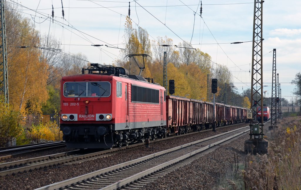 155 202 zog am 10.11.12 einen gemischten Gterzug aus Richtung Engelsdorf kommend durch Leipzig-Thekla weiter Richtung Mockau.