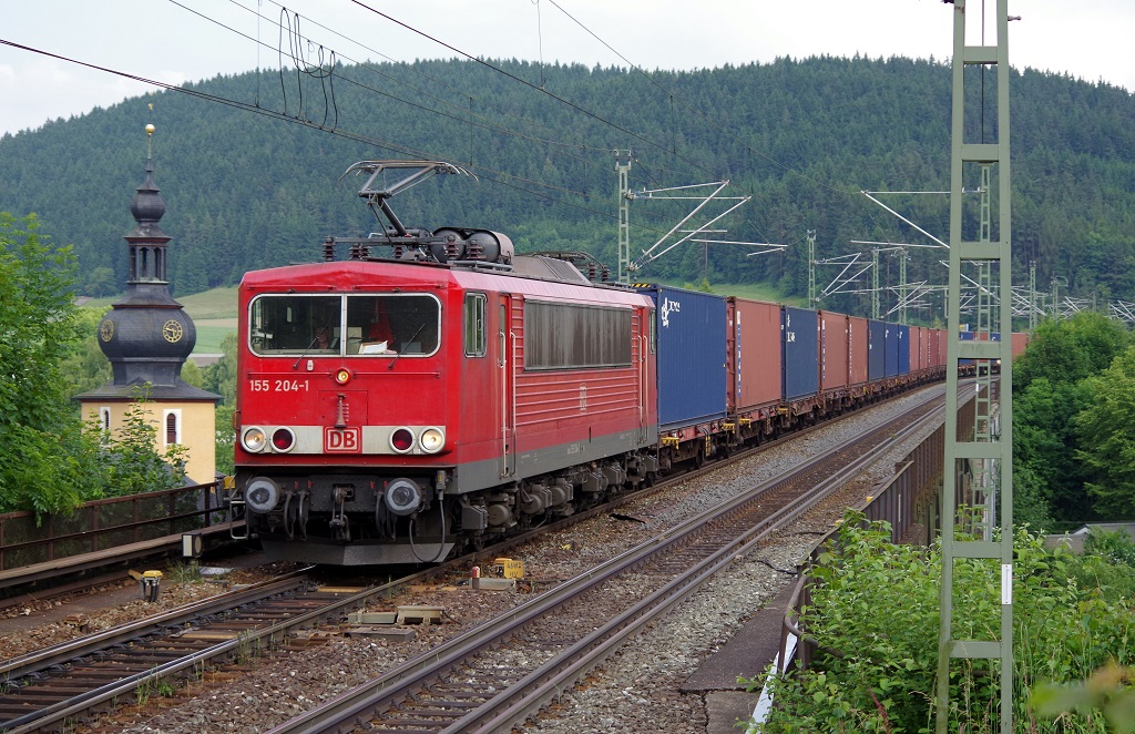 155 204 DB Schenker mit Containerzug am 05.07.2013 in Ludwigsstadt gen Saalfeld. 