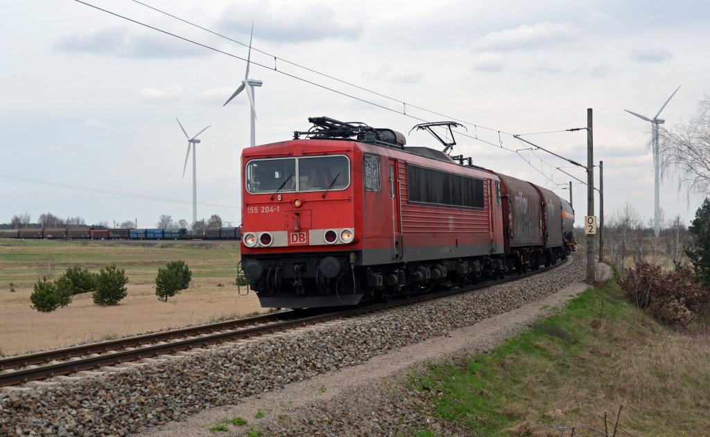 155 204 zog am 11.04.12 einen langen Gterzug ber die Verbindungskurve am Hp. Genshagener Heide. Der Gterzug kam aus Richtung Grobeeren und fuhr Richtung Michendorf.