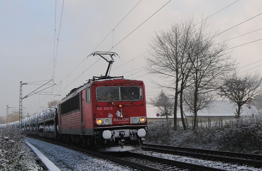 155 205-2 unterwegs mit einem Autozug im ersten Schnee am 26.11.10 in Richtung Aachen, bei bach - Palenberg Rimburg.
