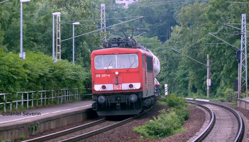 155 207 durchfhrt mit ihrem Silozug Dresden Niederwartha.
1.7.11