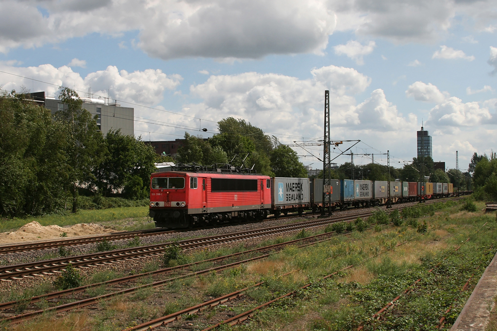 155 208 mit einem Containerzug am 24.08.2010 in Hamburg-Unterelbe.