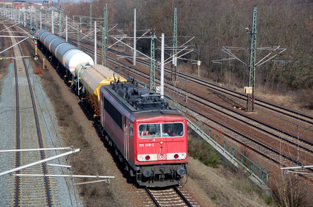 155 208 zieht am 03.03.10 einen kurzen Gz durch Holzweissig Richtung Leipzig.