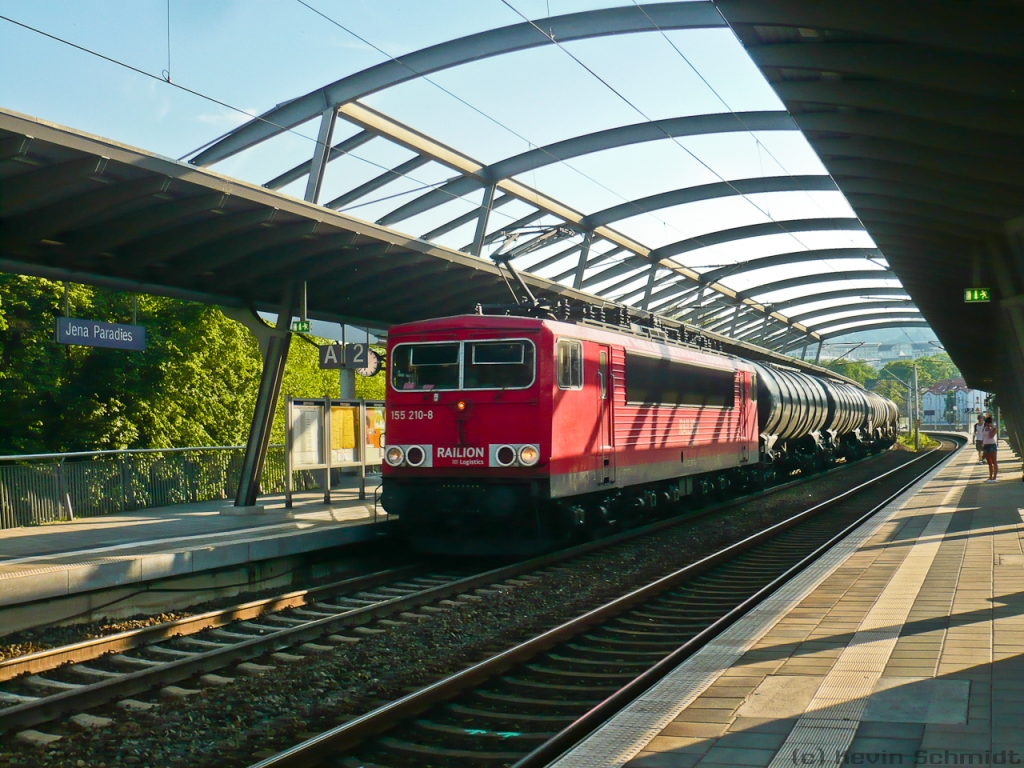 155 210-8 durchfährt mit einem Kesselzug den Haltepunkt Jena Paradies in Richtung Naumburg (Saale) Hbf. (10.06.2010)