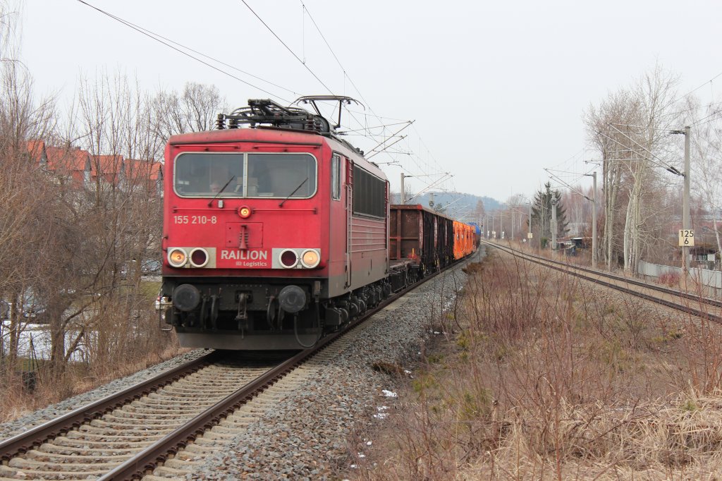 155 210-8 mit einem gemischten Gterzug unterwegs durch Zwickau Plbitz. 27.03.2013