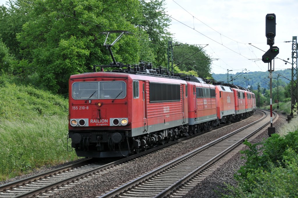 155 210-8 unterwegs mit einem Lokzug auf der rechten Rheinseite in Richtung Norden. Aufgenommen am 28/05/2011 bei Unkel.