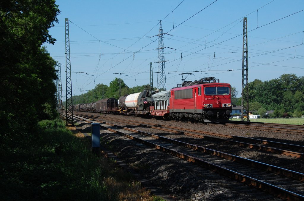 155 212-4 mit einem sehr schnen gemischten Gterzug inkl. einem Panzer, hier am Vormittag des 26.05.2012 bei Bielefeld-Ummeln.