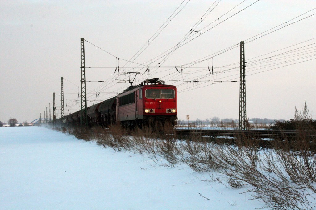 155 212-4 mit Getreideganzzug ist am 16.02.2010 in Richtung Magdeburg unterwegs.
