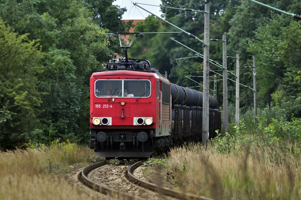 155 212 kommt mit einem Rhrenzug in Stralsund die Berliner Kurve runter Richtung Mukran am 26.08.2010