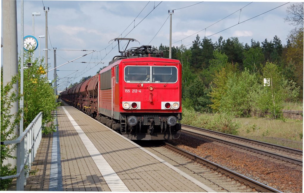 155 212 zieht am 12.05.10 einen Ganzzug Schwenkdachwagen durch Burgkemnitz Richtung Bitterfeld. Ihr fehlen komplett die DB-Logos!