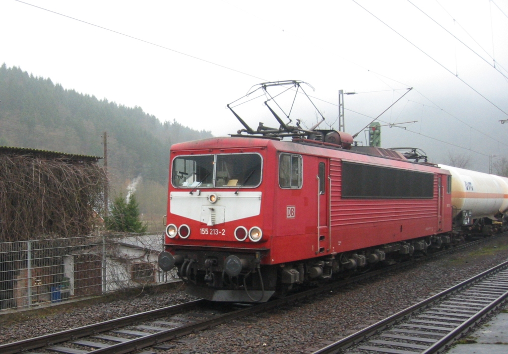 155 213-2 fhrt am 8/2/2003 mit einem Zug den Bahnhof Saarholzbach (Saar) durch.