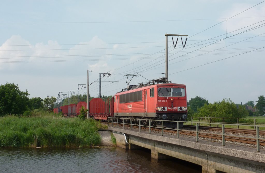 155 213-2 fuhr am 11.06.2012 mit einem Gterzug von Emden nach Osnabrck, hier bei Neermoor.