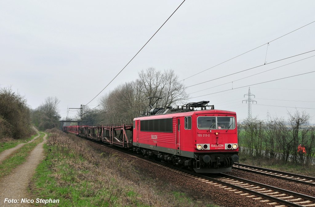 155 213-2 hatte auch einen Leerzug fr das VW-Werk in Wolfsburg am Haken (Ahlten 08.04.10)