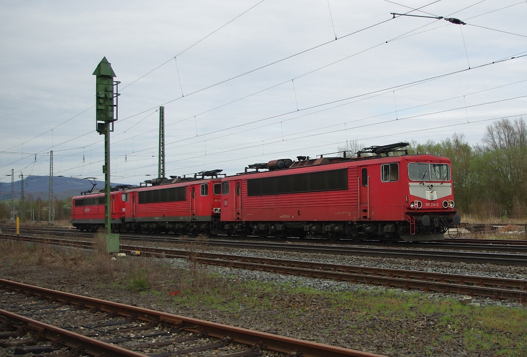 155 214-0 am Ende eines kleinen Lokzuges in Fahrtrichtung Norden. Zuglok war 151 033-8 und in der Mitte 155 055-7. Aufgenommen am 05.04.2011 in Eschwege West.