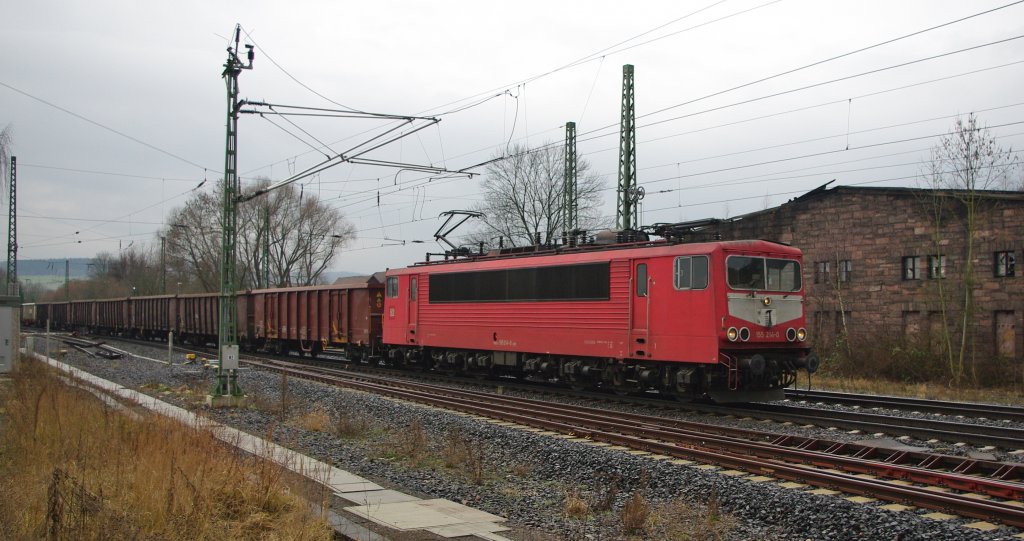 155 214-0 auf ihrer Fahrt in Richtung Norden mit einem gemischten Gz. Aufgenommen am B Eltmannshausen/Niederhone am 18.01.2011.
