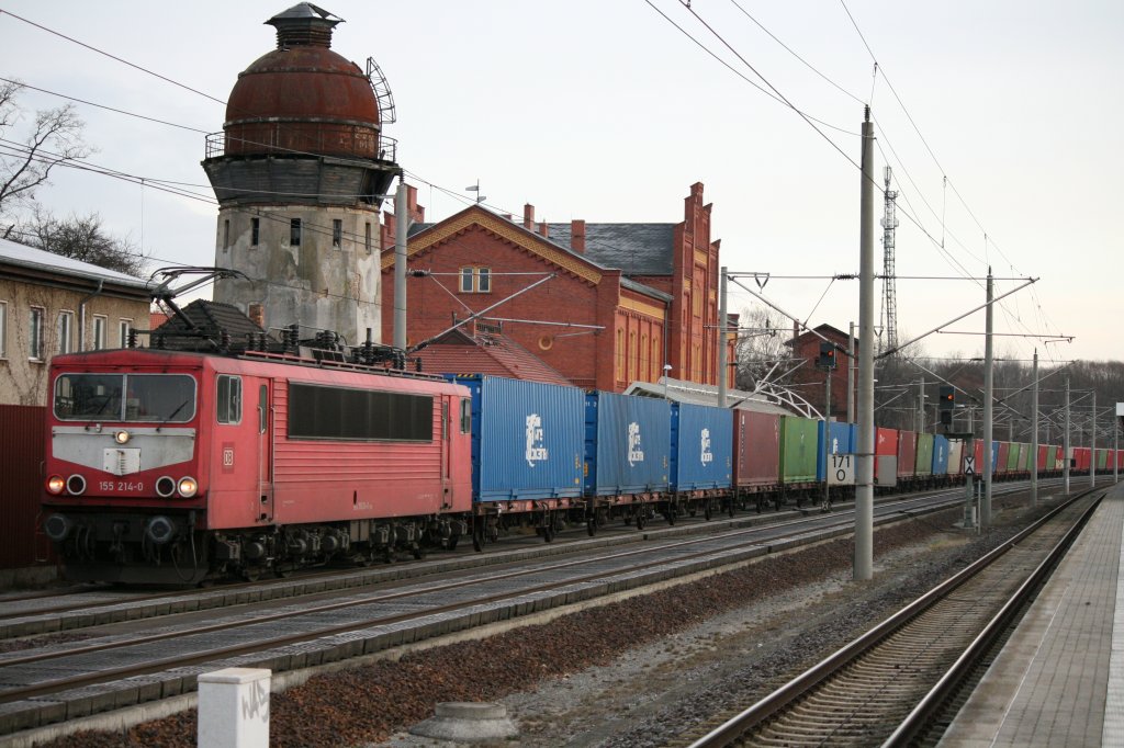 155 214-0 mit Containerzug am 20.12.2011 in Rathenow