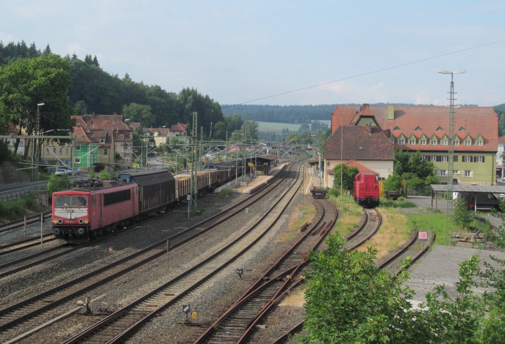 155 214-0 zieht am 05. Juli 2013 einen gemischten Gterzug durch Kronach.