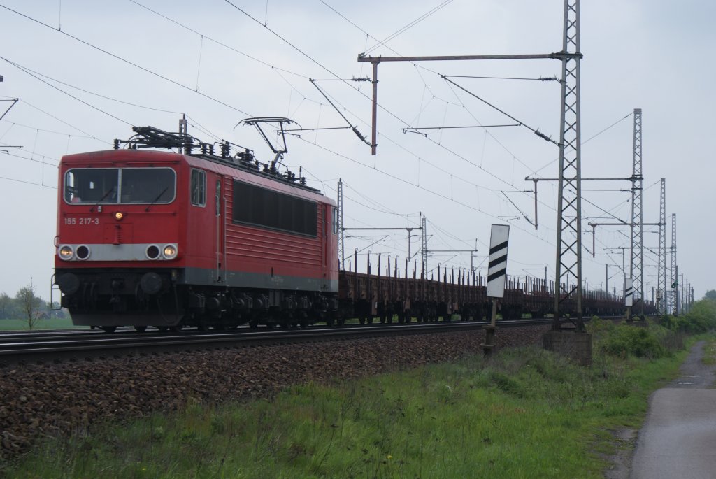 155 215-3 ohne DB Symbol in der Mitte,fuhr mit einem Gterzug am 08.05.2010, bei Dedensen/Gmmer.