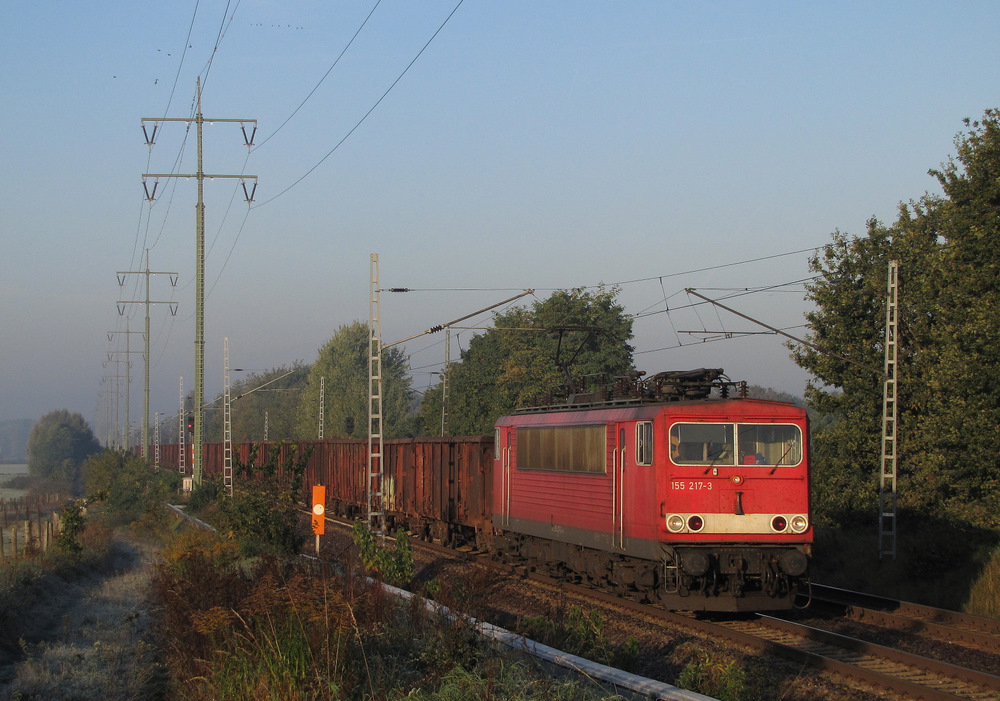 155 217-3 kam am 11.10.2010 mit einem Gterzug durch Diedersdorf gefahren. Er fuhr in Richtung Schnefeld.