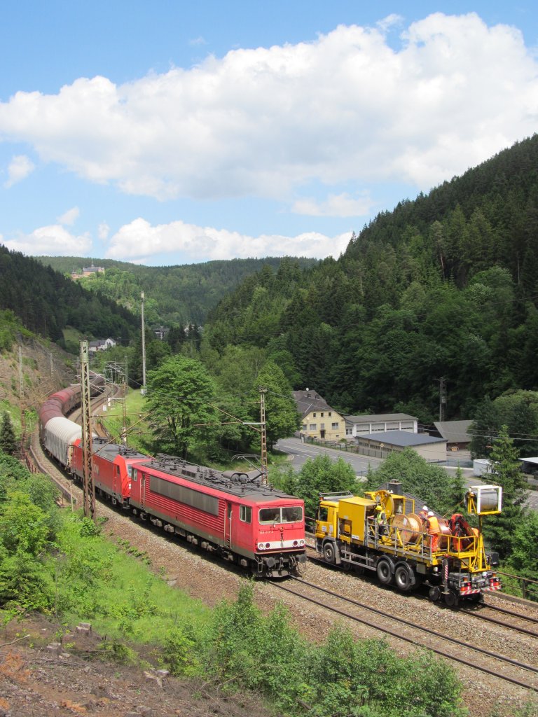 155 217-3 leistet am 9. Juni 2012 eine BR 185 und einem gemischten Gterzug bei Lauenstein (Oberfr) Vorspann ber die Frankenwaldrampe.