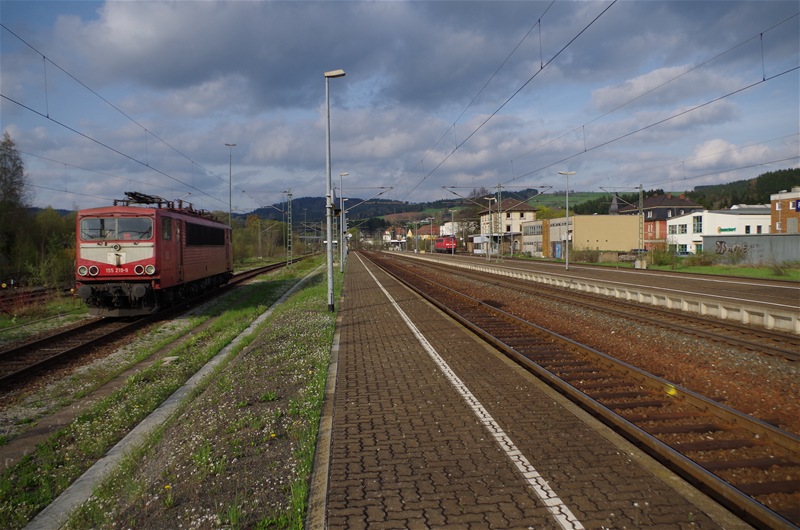 155 219 - Bahnhof Pressig-Rothenkirchen und im Hintergrund 151 028 am 29.04.2013. 