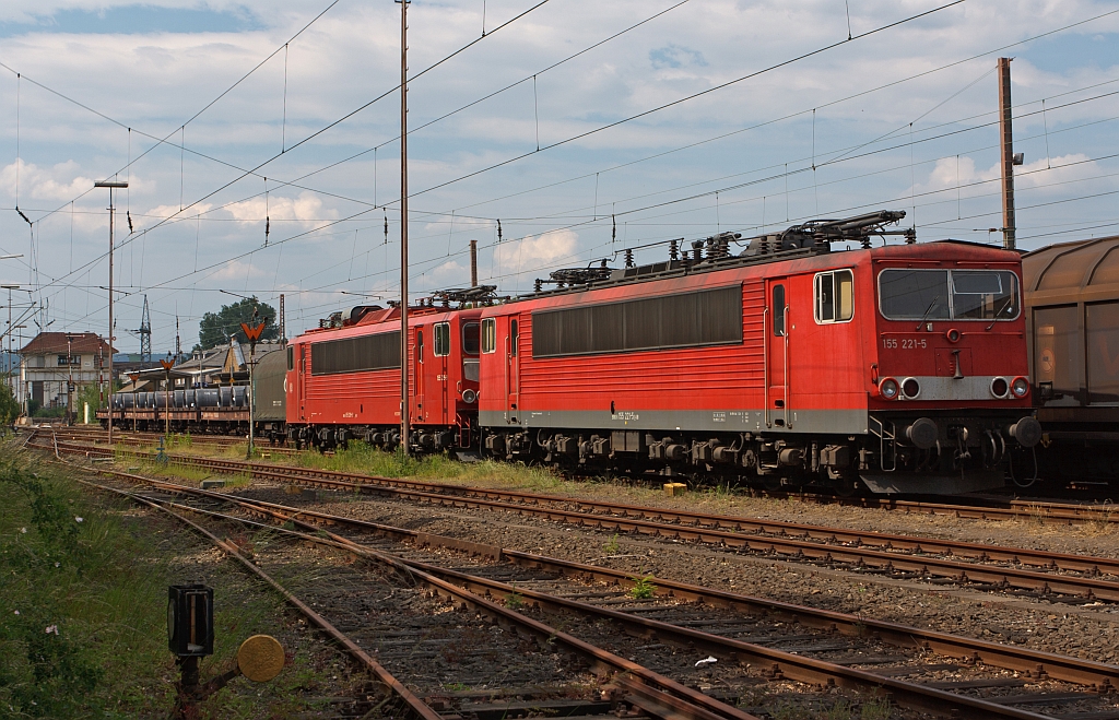 155 221-5 der DB abgestellt am 04.06.2011 abgestellt in Kreuztal. Dahinter steht die 155 219-9 .