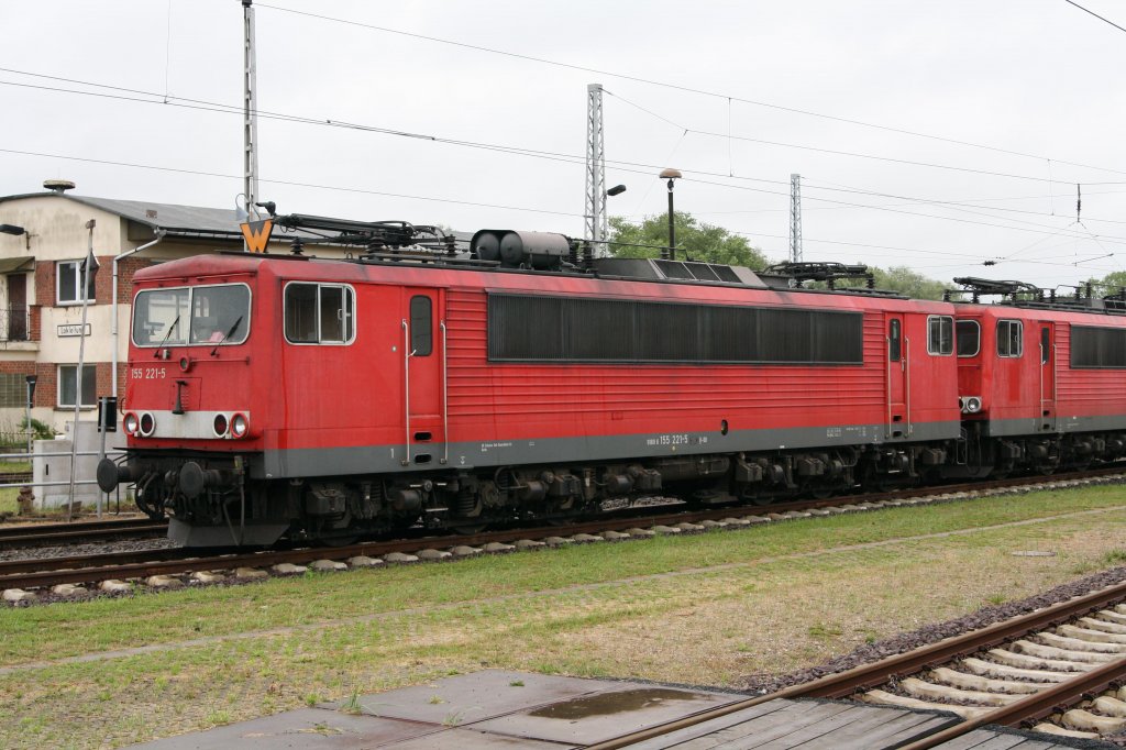 155 221-5 war am 02.07.11 im Bahnhof Wismar abgestellt.