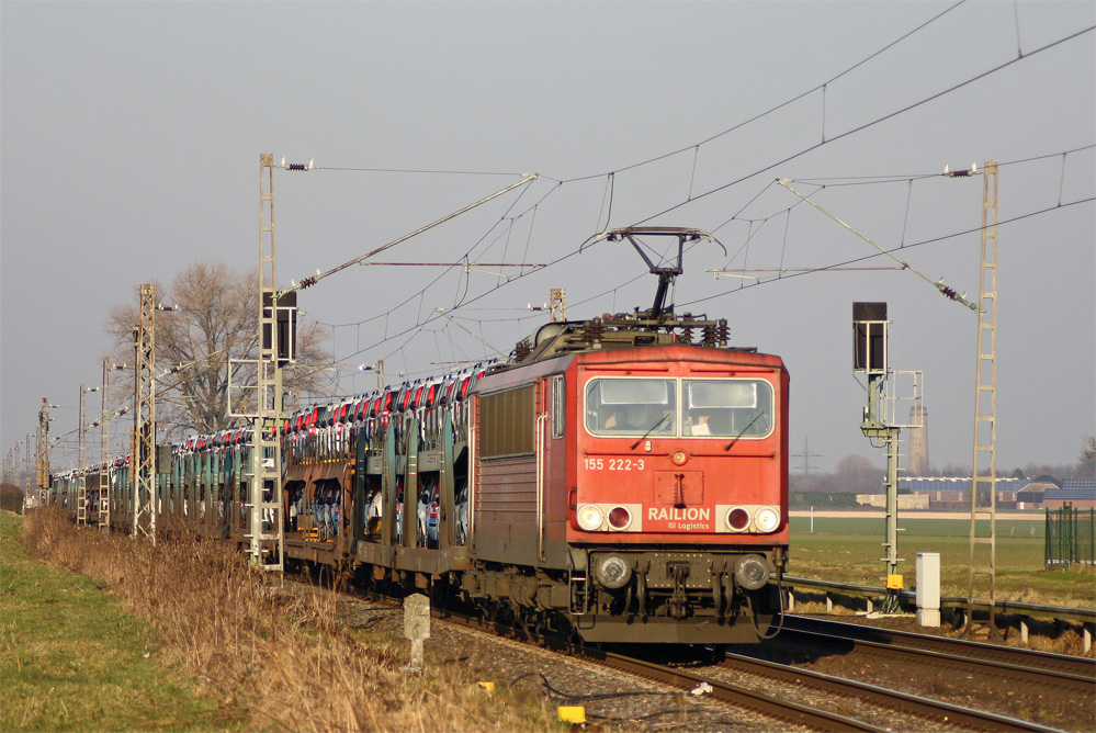 155 222-3 mit Autos gen Aachen-West/Montzen (B) bei der Durchfahrt in Herrath, 3.3.11
