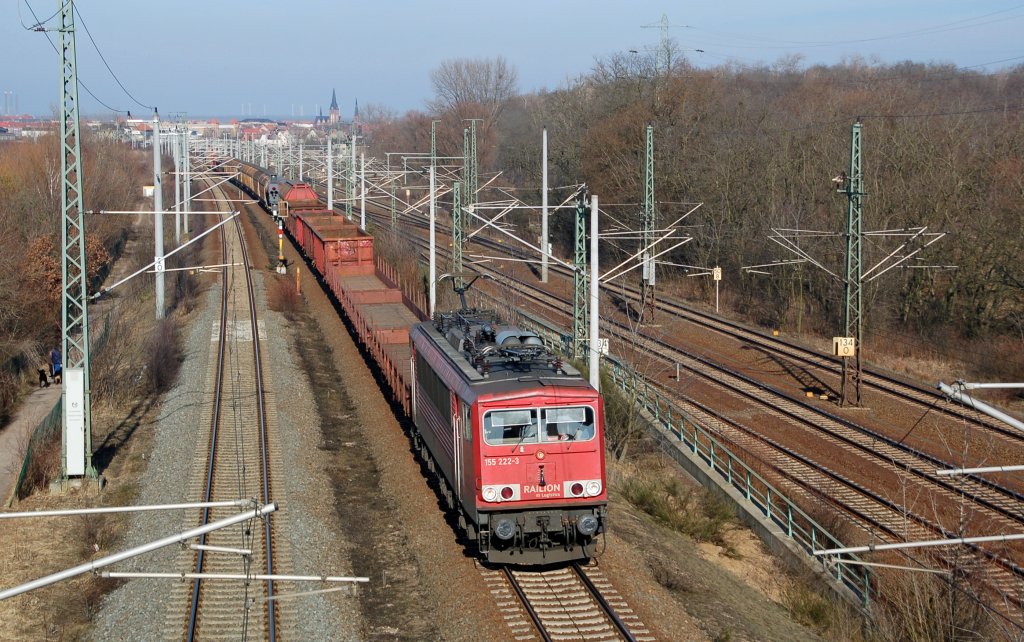 155 222 zieht am 25.02.11 einen gemischten G�terzug durch Holzwei�ig Richtung Leipzig.