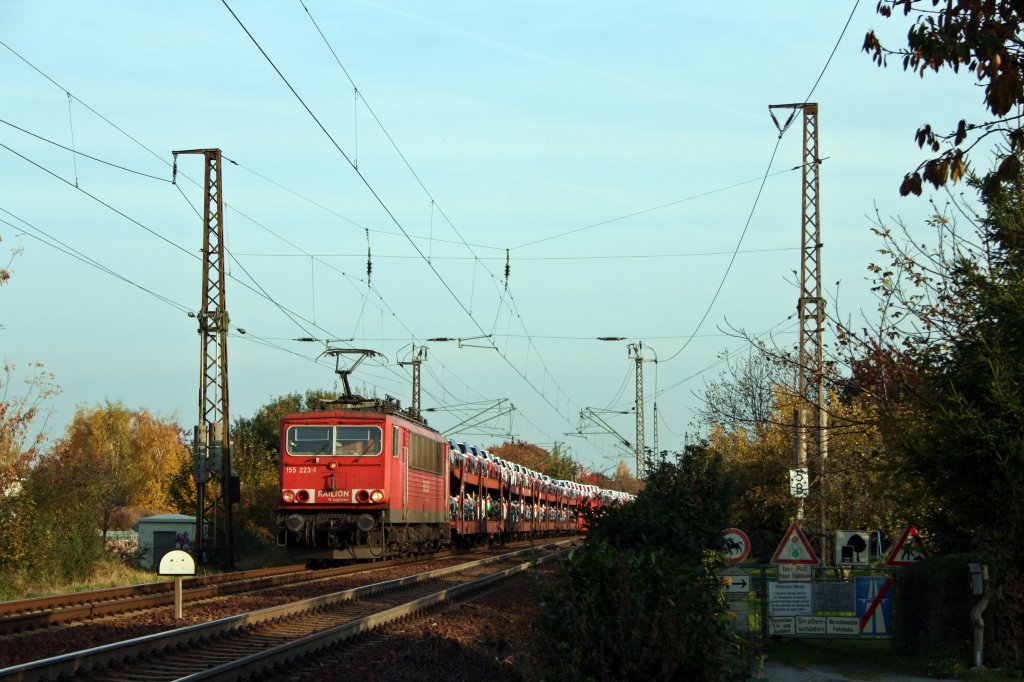 155 223-1 zieht am 28.10.'11 Millionen von 's an den Kleingrtnern nahe Cossebaude vorbei