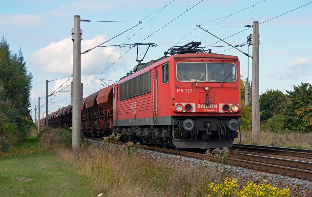 155 223 zog am 09.10.12 einen gemischten Gterzug durch Greppin Richtung Bitterfeld.