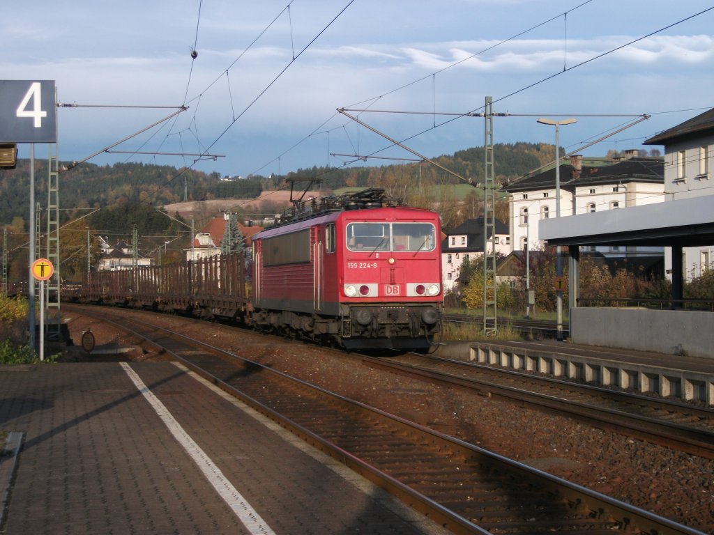 155 224 mit Flachwagenzug am Abend des 30.10.10 durch Pressig-Rothenkirchen Richtung Lichtenfels.