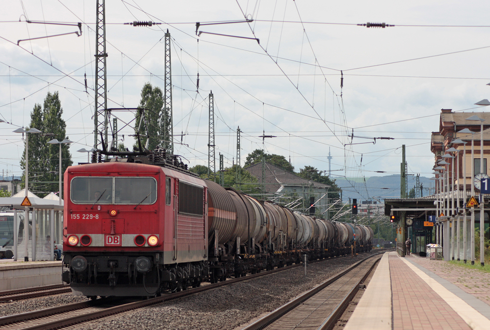 155 229-8 mit einem G�terzug aus Aachen kommend Richtung K�ln bei der Durchfahrt in D�ren, 22.8.10