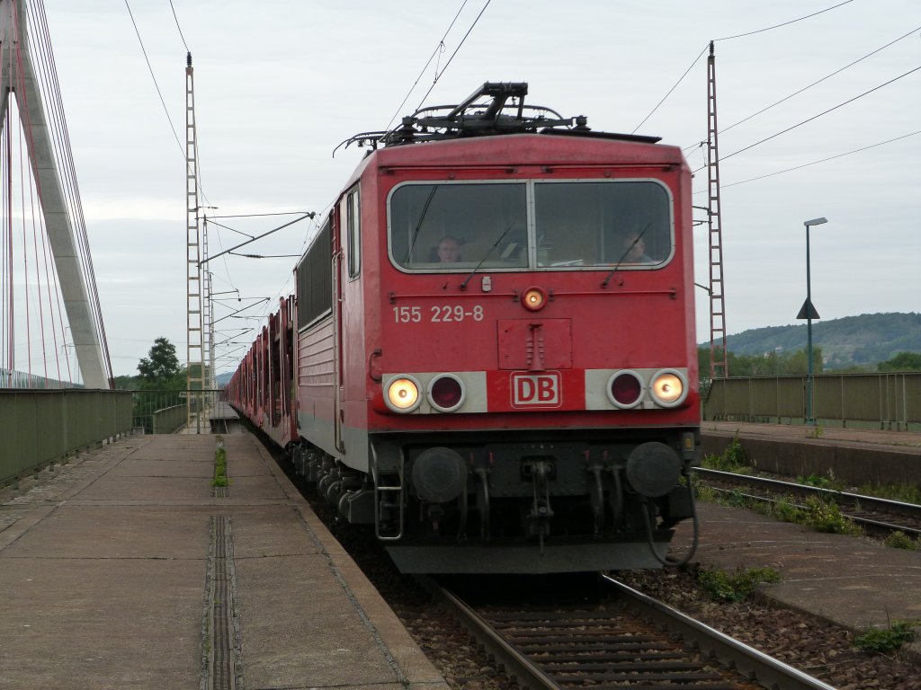 155 229 bei ihrer Durchfahrt durch Niederwartha(b.Dresden) mit ihrem leeren Autozug.
7.9.12