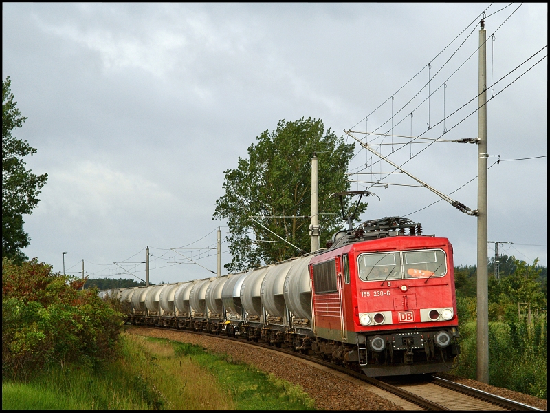 155 230-6 legt sich mit dem umgeleiteten  DGS 59193 von Rostock-Seehafen nach Rdersdorf am 18.09.2010 elegant in die Kummerower Kurve.