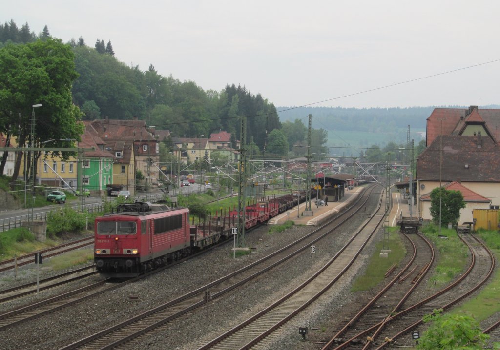 155 232-2 zieht am 17. Mai 2013 einen Flachwagenzug durch Kronach.