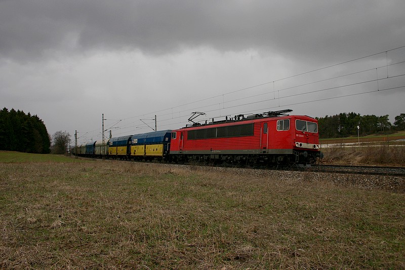 155-234 vor einer bedrohlich wirkenden Regenwolkenkulisse mit einem Kohlezug nach Landshut bei Beratzhausen.(KBS 880,28.3.2010)