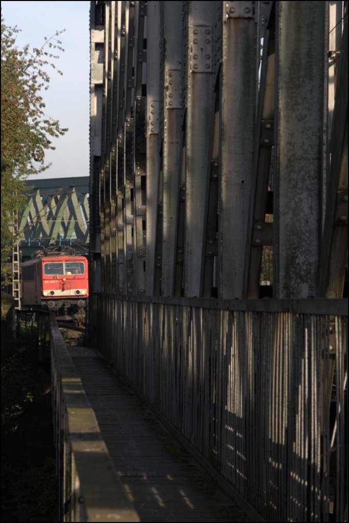 155 239-7 passiert die Brcke ber den Rhein-Herne-Kanal an der Stadtgrenze Herne /Recklinghausen. 14.10.2011