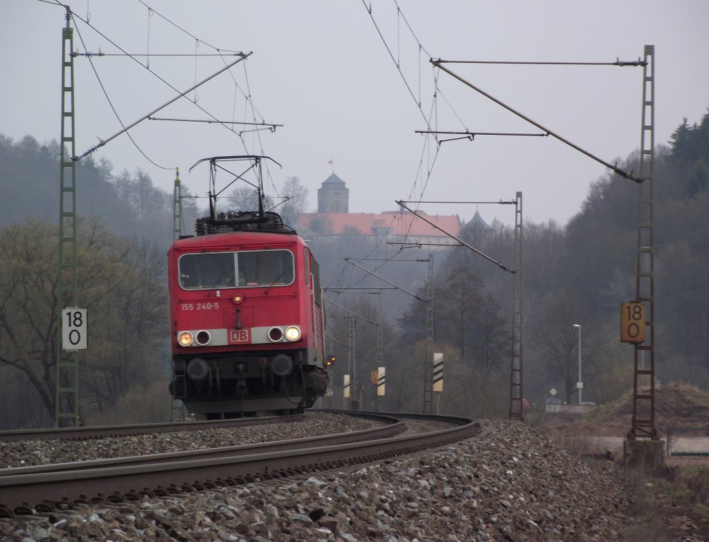 155 240-5 ist am 30. Mrz 2011 mit einem Kesselwagenzug bei Kronach unterwegs.