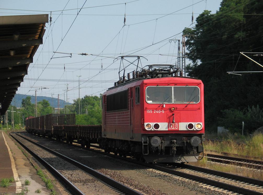 155 240 fhrt mit einem gemischten Gterzug am 7. August 2010 in den Bahnhof Kreiensen ein.