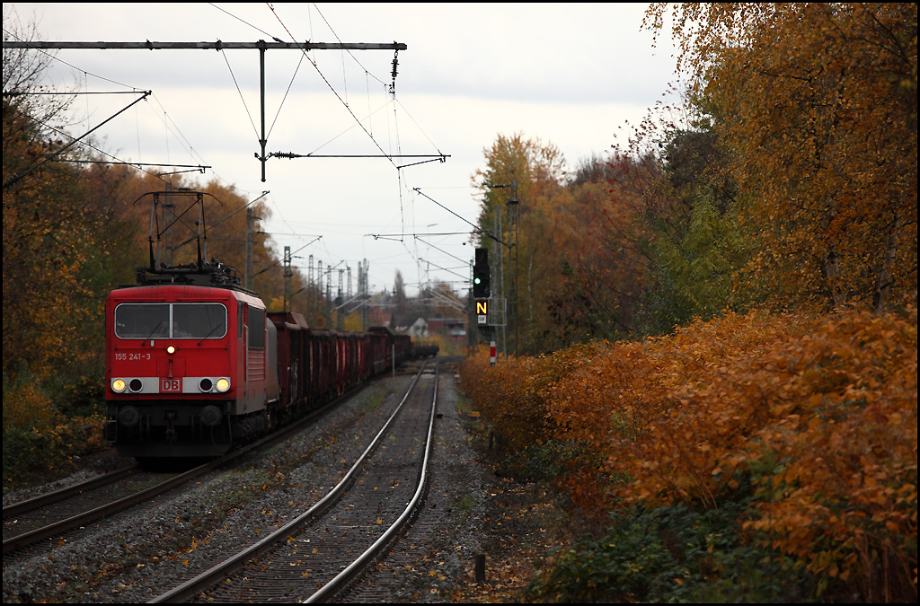 155 241 (9180 6155 241-3 D-DB) hat einen langen Gterzug am Haken und wird Bochum-Riemke in Richtung Wanne durchfahren. (04.11.2010)