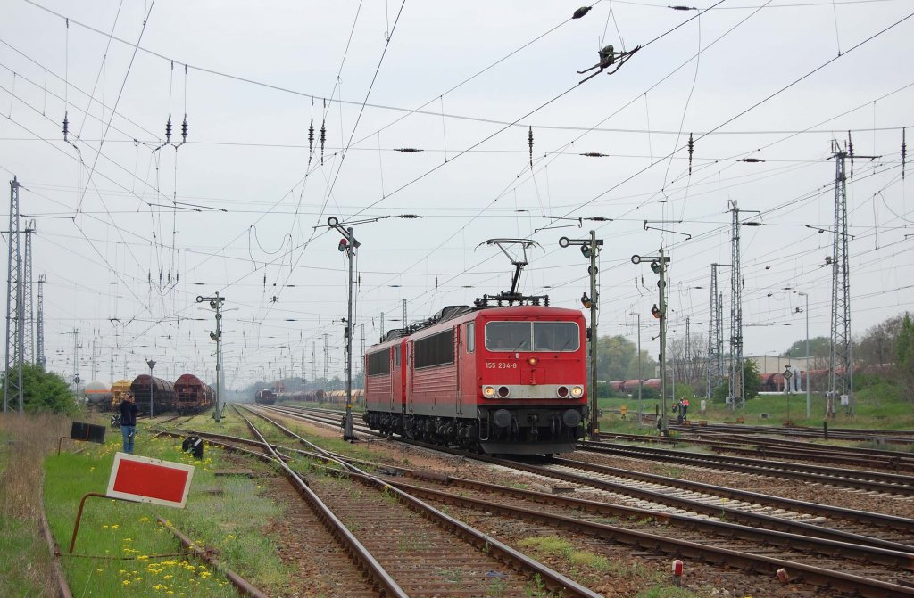 155 243 und 155 037 am 01.05.2010 als Lokzug durch Piesteritz