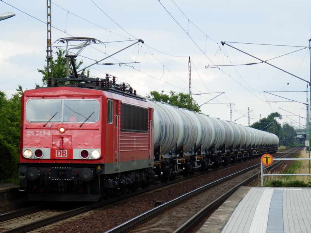 155 243 durchfhrt mit ihrem Kesselwagenzug den Haltepunkt Dresden Stetzsch.
14.6.12