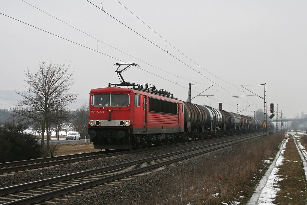 155 243 mit einem Kesselwagenzug am 18.02.2010 bei Thngersheim.